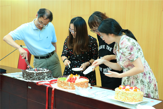 201709213044am永利集团举办2017年第三季度教职工生日集体庆祝活动 (18)_副本.jpg
